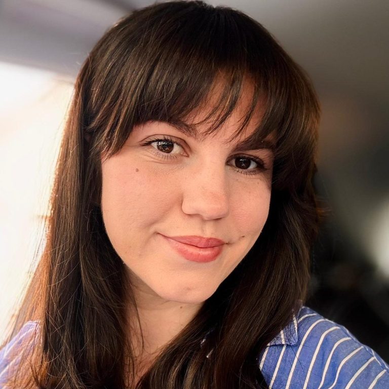 Porträt der lächelnden Amina mit ihren langen, dunklen Haaren und dunklen Augen.