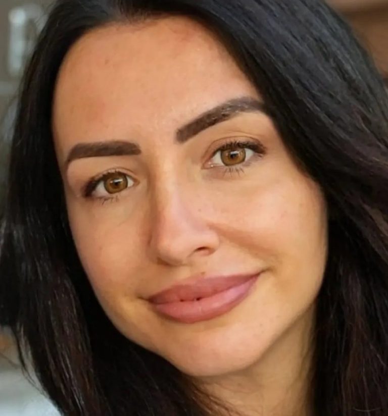 Porträt der lächelnden Jennifer mit ihren langen, dunklen Haaren und braunen Augen.